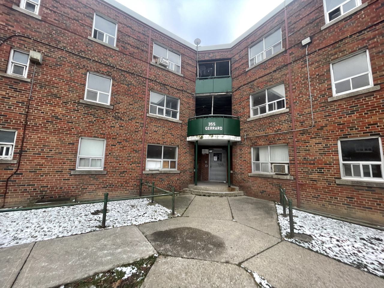 Abandoned apartment complex - IMG_3723.jpeg