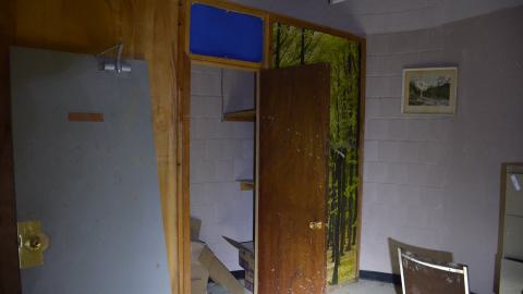 Half-vandalized, half-demolished - DSC_0506.JPG