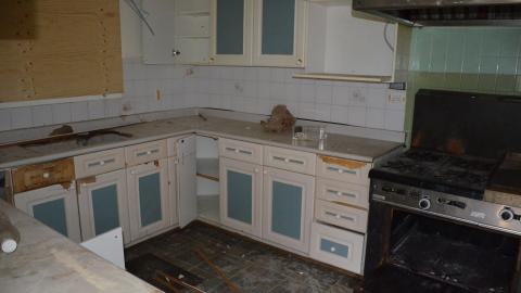 Half-vandalized, half-demolished - DSC_0517.JPG