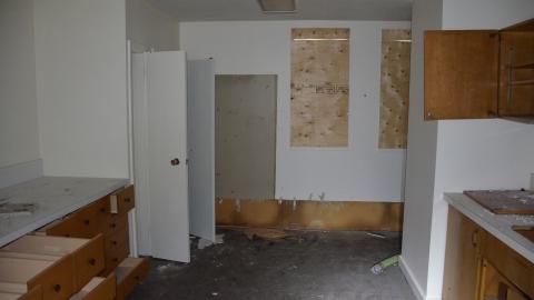 Half-vandalized, half-demolished - DSC_0518.JPG