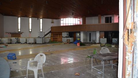 Half-vandalized, half-demolished - DSC_0520.JPG