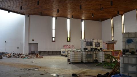 Half-vandalized, half-demolished - DSC_0546.JPG