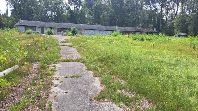 abandoned motel off the road photo 5