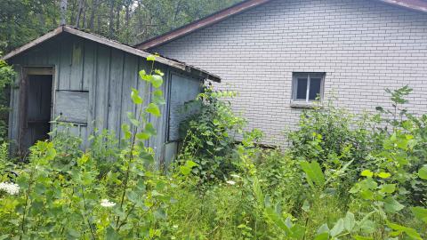 the left side of the motel, there is a shed