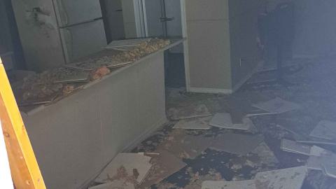 abandoned motel off the road photo 2