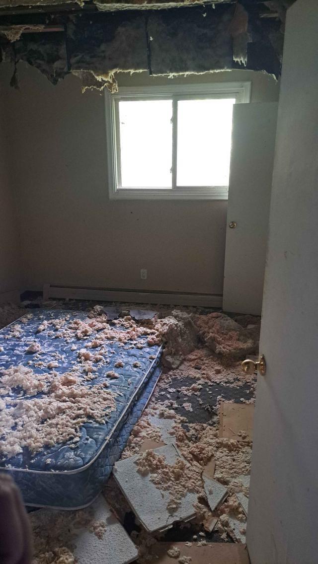 abandoned motel off the road photo 3