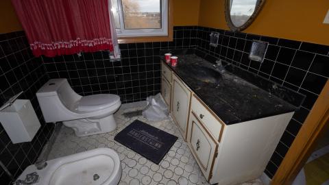 Upstairs bedroom #1 (master) (6)