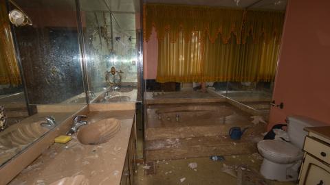 Upstairs bathroom (2)