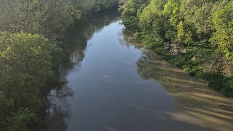 Overlooking the Thames to the South