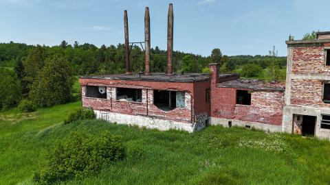 Back of the attached building of the prison