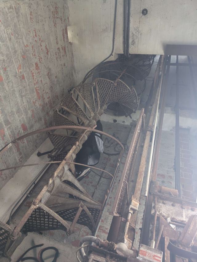 Goes up all the way to the last floor