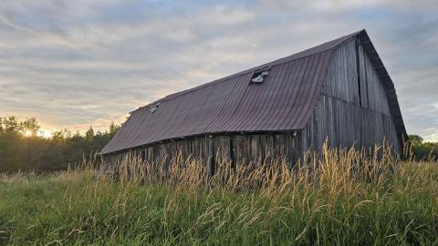 Crooked Barn - Sainte-Gertrude-Manneville, Quebec