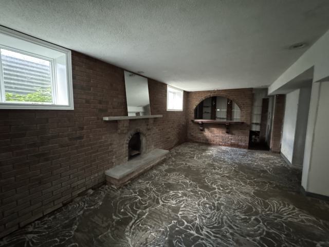 Abandoned mansion photo 3