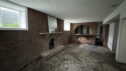 Abandoned mansion photo 3