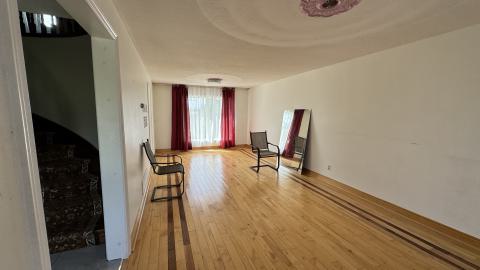 Abandoned mansion photo 5