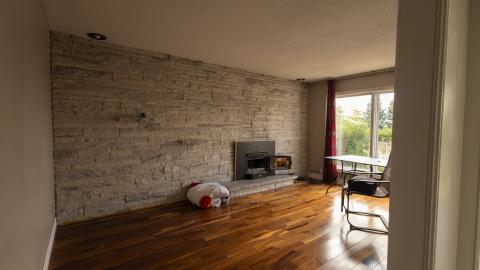 Lounge / entertainment room(?)