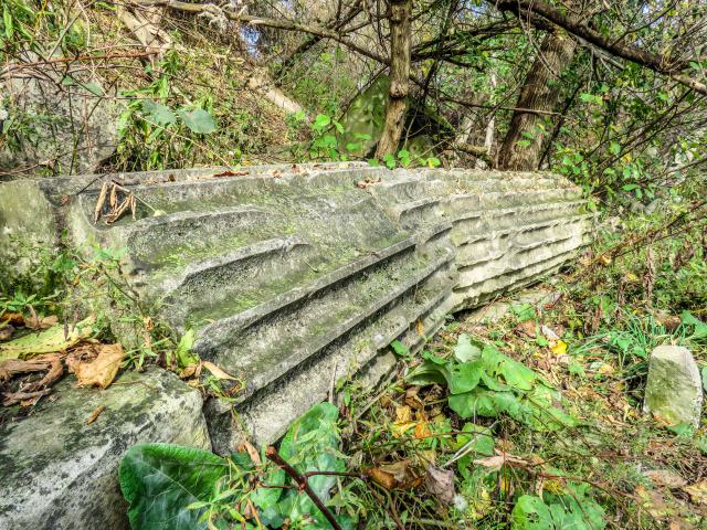 Bank of Canada Pillar Ruins - 006.jpg