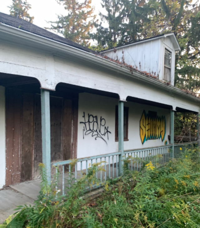 abandoned t shaped house - fgsdg.png
