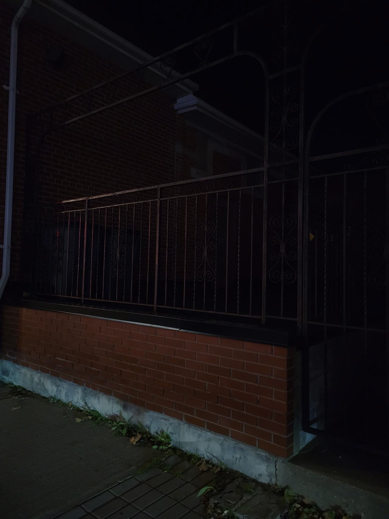 Abandoned Starbucks In Streetsville - 20251027_193617.jpg