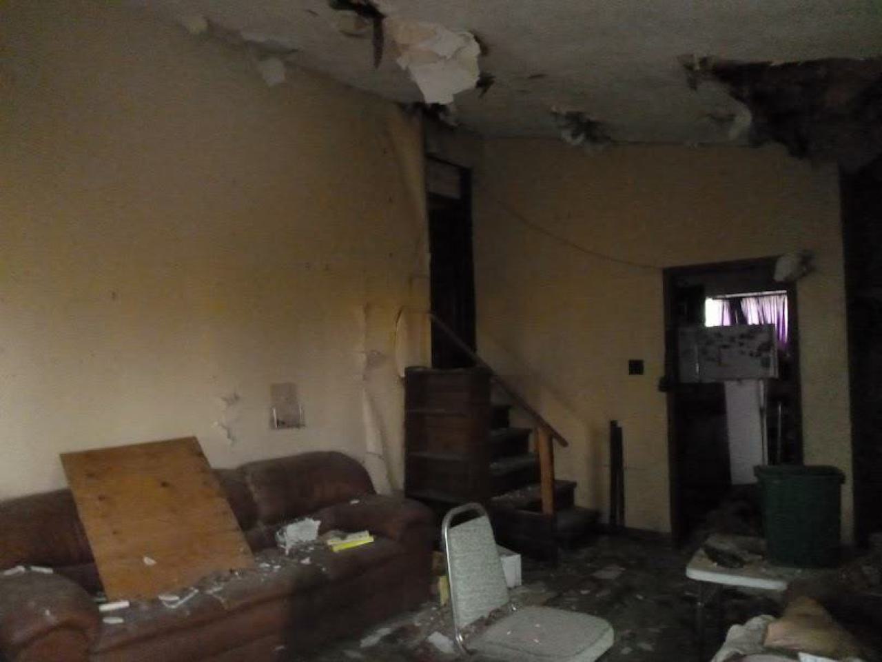 dog house - P1010261.jpg