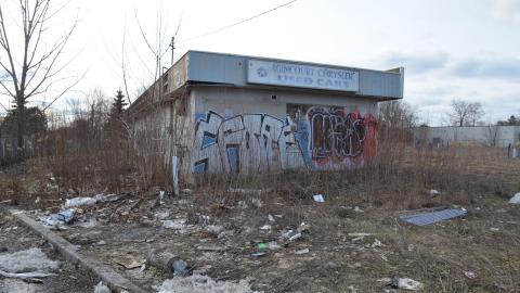 The door smells like cigarettes - 24dd314c-18ff-4e75-a80f-f94c0f783606.jpg