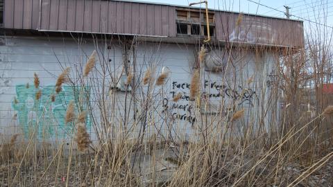 The door smells like cigarettes - 1f8e7777-add4-462a-9237-34f6667bcbf3.jpg