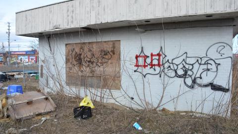 The door smells like cigarettes - c57815ea-2950-4983-9810-9e7ba25272f8.jpg