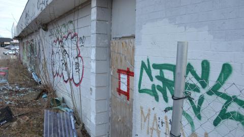 The door smells like cigarettes - 69b86787-8e13-4043-8ddf-eea7bf0d69b3.jpg