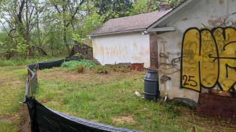 Photo from t-shaped house .ext