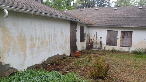 Photo from t-shaped house .ext