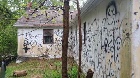 t-shaped house .ext - 73bfebbd-d3a6-4629-a199-6804d5edc5bf.jpg