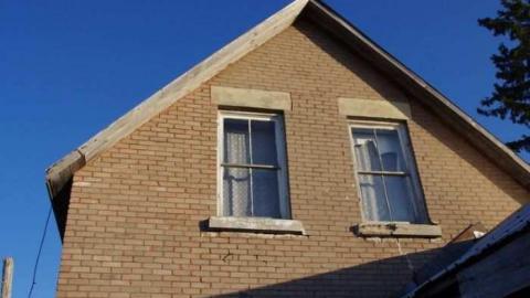 Brick farmhouse photo 2