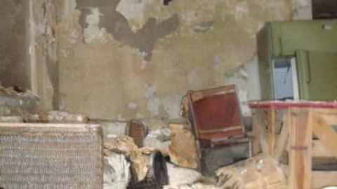 Decaying house  - DSC00564.jpg