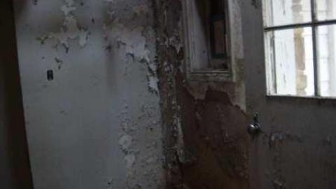 Decaying house  - DSC00568.jpg