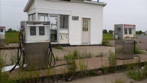 06/01/12 - Abandoned-Gas-Station-Cobden8.jpg