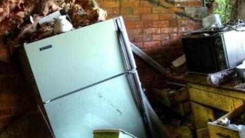 Falling to its Knees - Farmhouse-NE-of-Fergus87.jpg