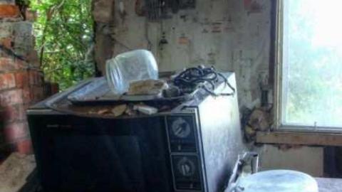 Falling to its Knees - Farmhouse-NE-of-Fergus88.jpg