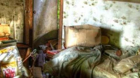 Falling to its Knees - Farmhouse-NE-of-Fergus91.jpg