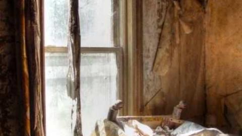 Falling to its Knees - Farmhouse-NE-of-Fergus94.jpg