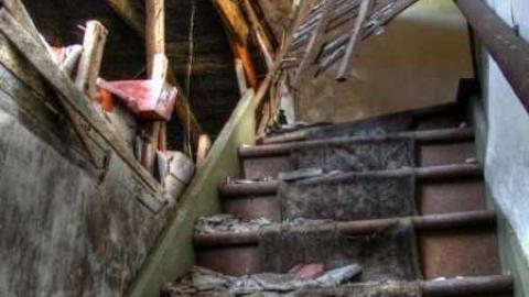 Falling to its Knees - Farmhouse-NE-of-Fergus95.jpg