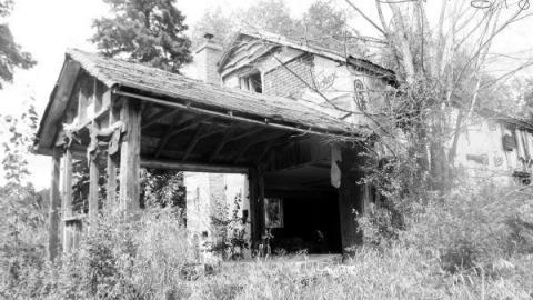 Abandoned Farm Home Near 401 photo 4