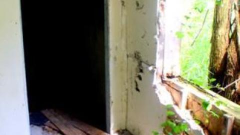 Abandoned Farm Home Near 401 photo 2