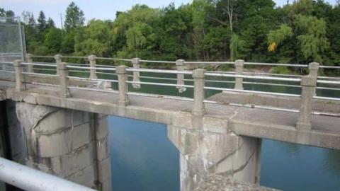 Welland Aqueduct - Abandoned-Half-of-Canal2.jpg