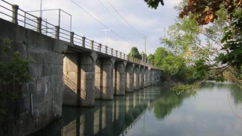 Welland Aqueduct - Abandoned-Half-of-Canal8.jpg