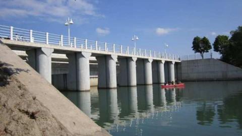 Welland Aqueduct - Abandoned-Half-of-Canal11.jpg