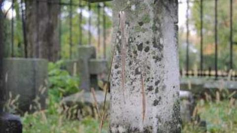 Robert Lyons carries on! - The-Old-Burying-Ground23.jpg