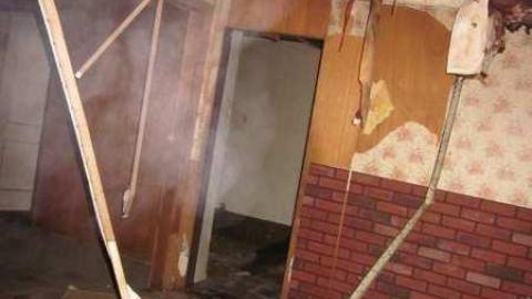 Ice cold - Leaning-House4.jpg