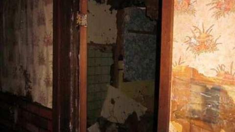 Ice cold - Leaning-House10.jpg